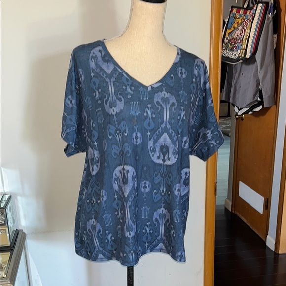 Chicos size 2 or Large Blue Patterned Women's Top.  Excellent condition - Picture 1 of 8